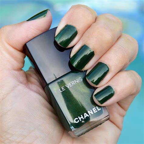 Chanel Nail Colour in Émeraude Review 